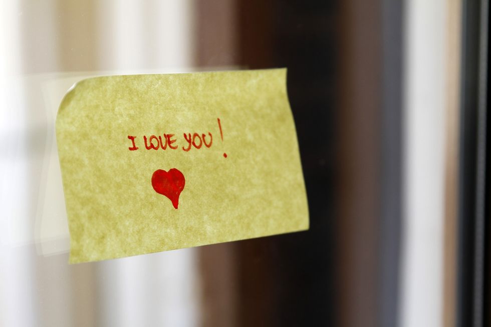 A-post-It-note-stuck-on-a-window-that-reads-I-love-you