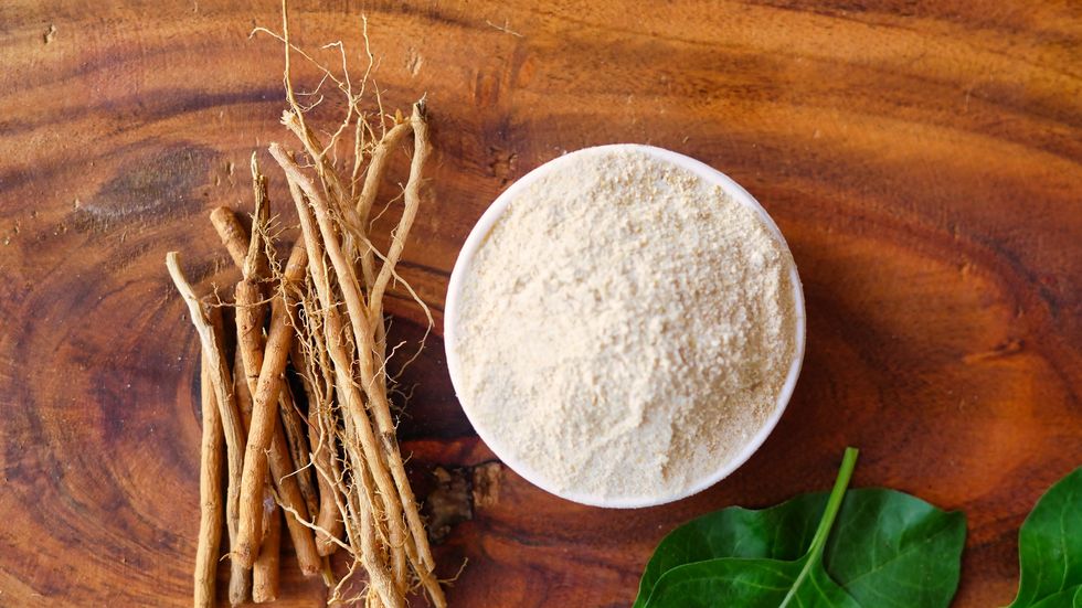 Ashwagandha-roots-and-powder-on-wooden-background