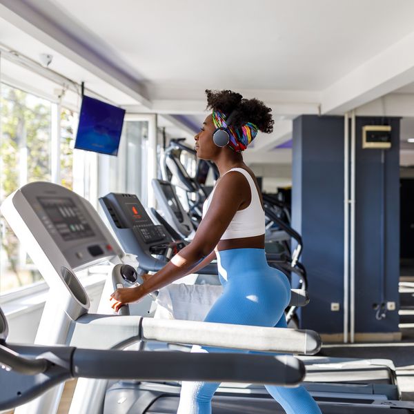 Black-woman-running-on-treadmill-listening-to-music