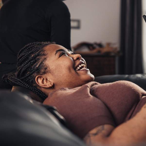Black-woman-texting-her-friends