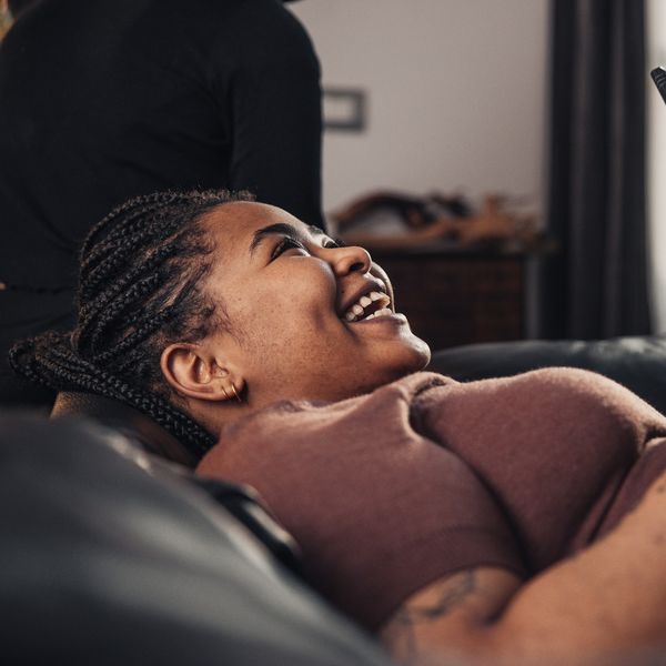 Black-woman-texting-her-friends
