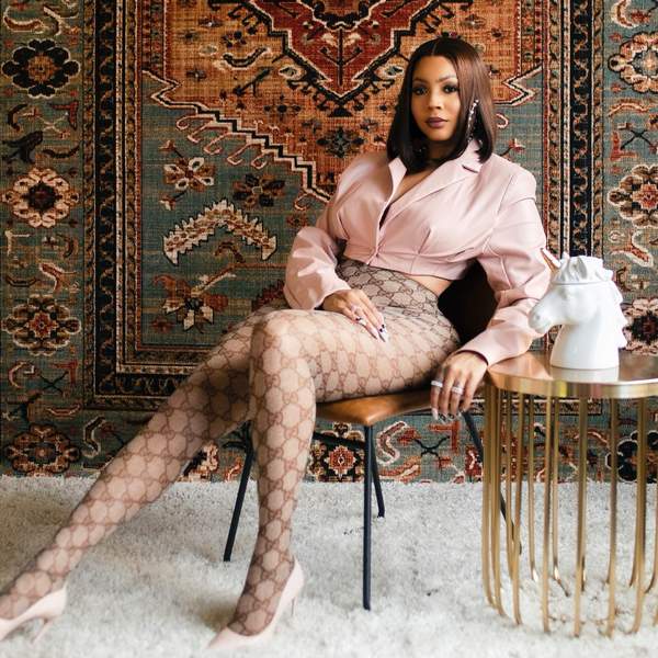 brittni-mealy-leg-extension