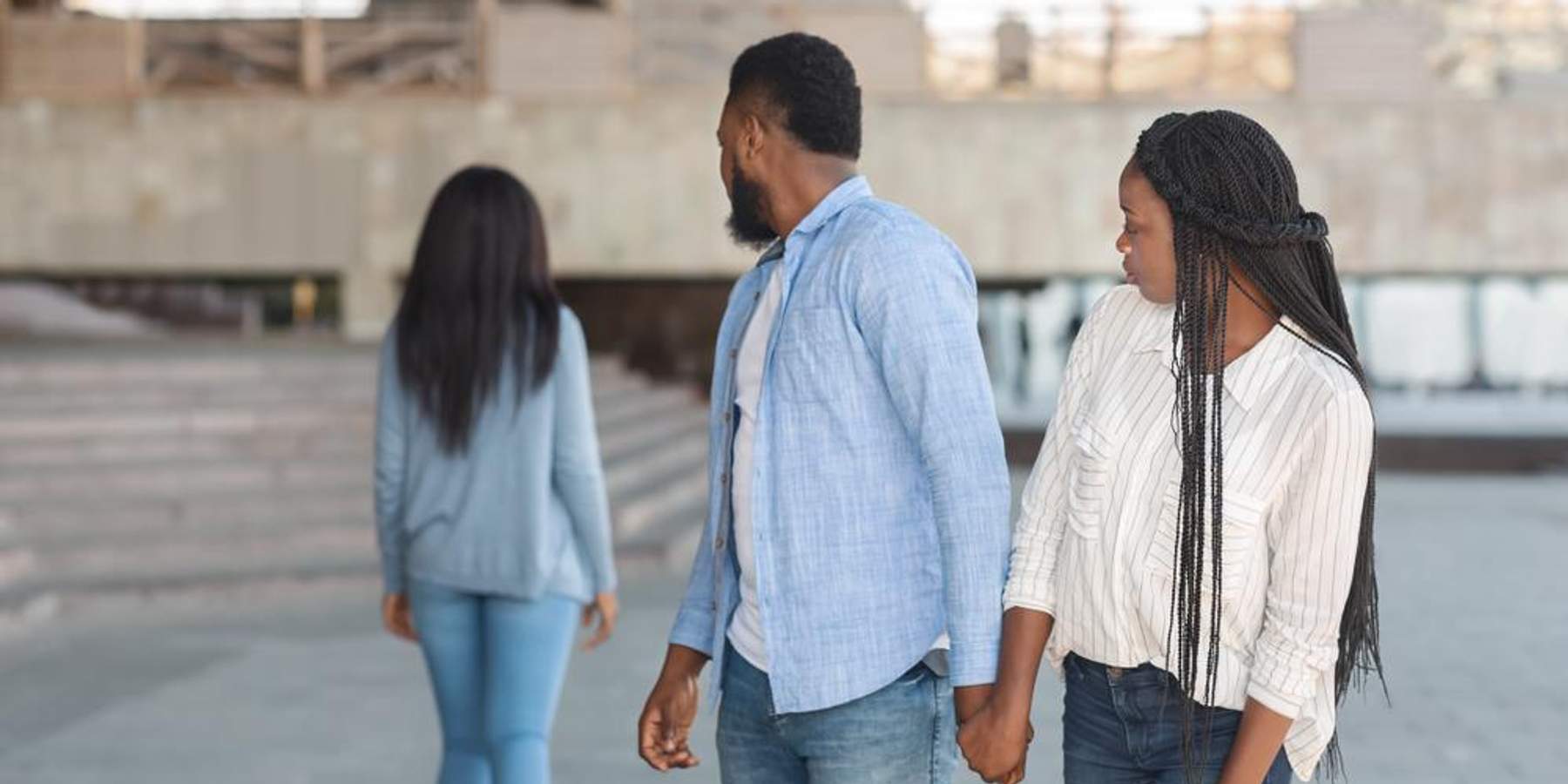 cheating-man-looking-at-other-woman