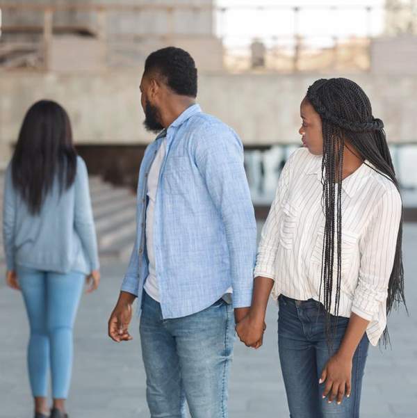 cheating-man-looking-at-other-woman