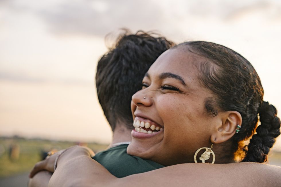 Close-up-of-laughing-couple-hugging-each-other