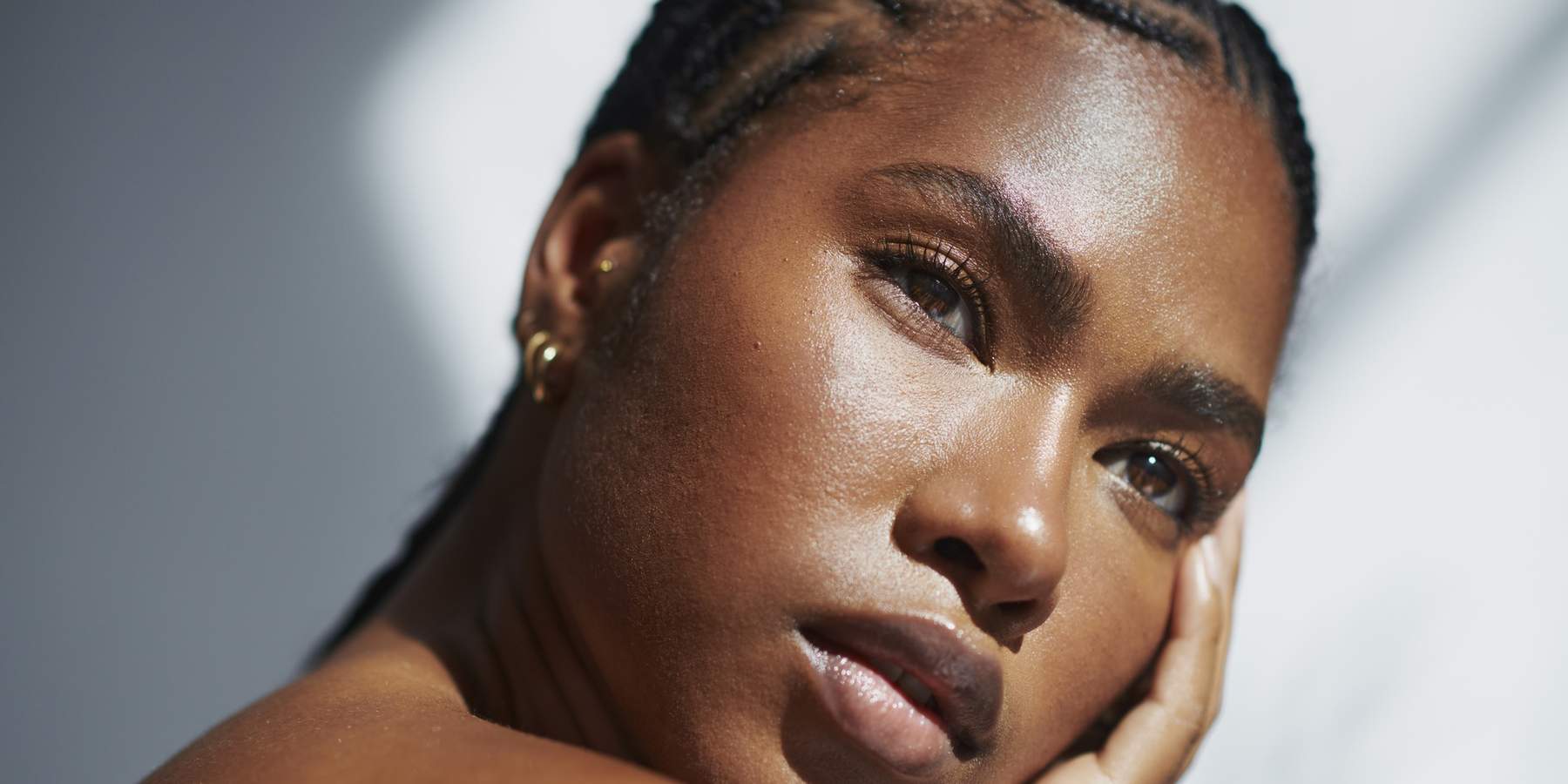 Gorgeous-Black-woman-glowing-skin-braids