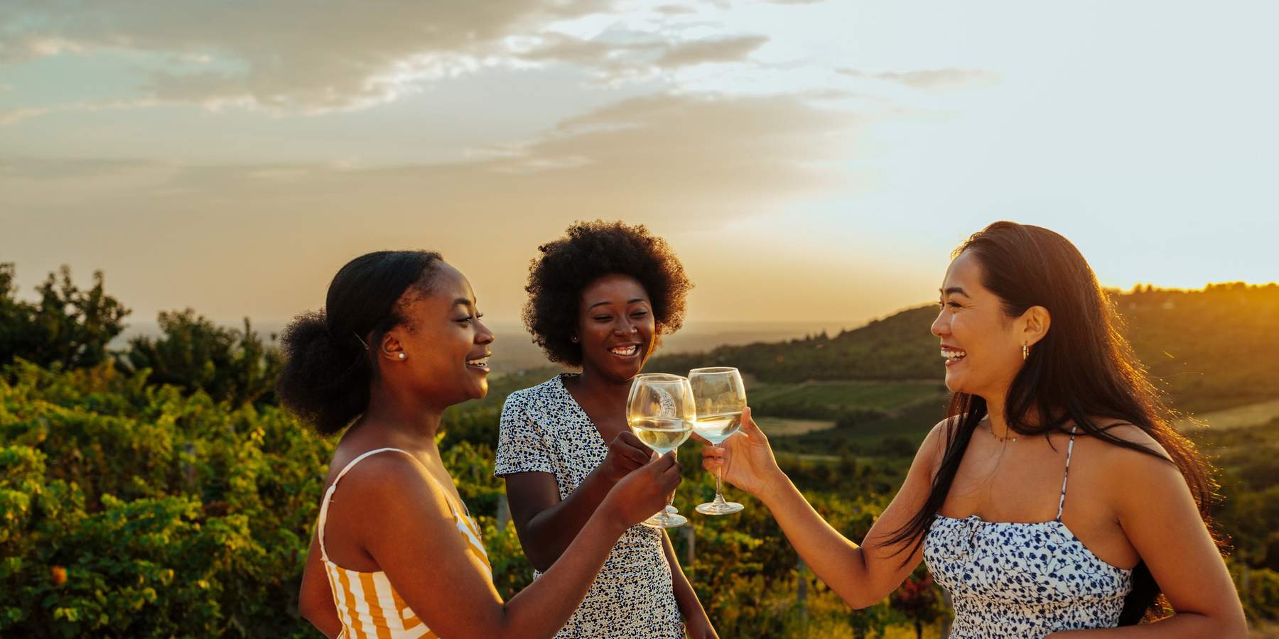 Group-of-multiracial-women-friends-at-a-wine-tasting-during-a-sunset