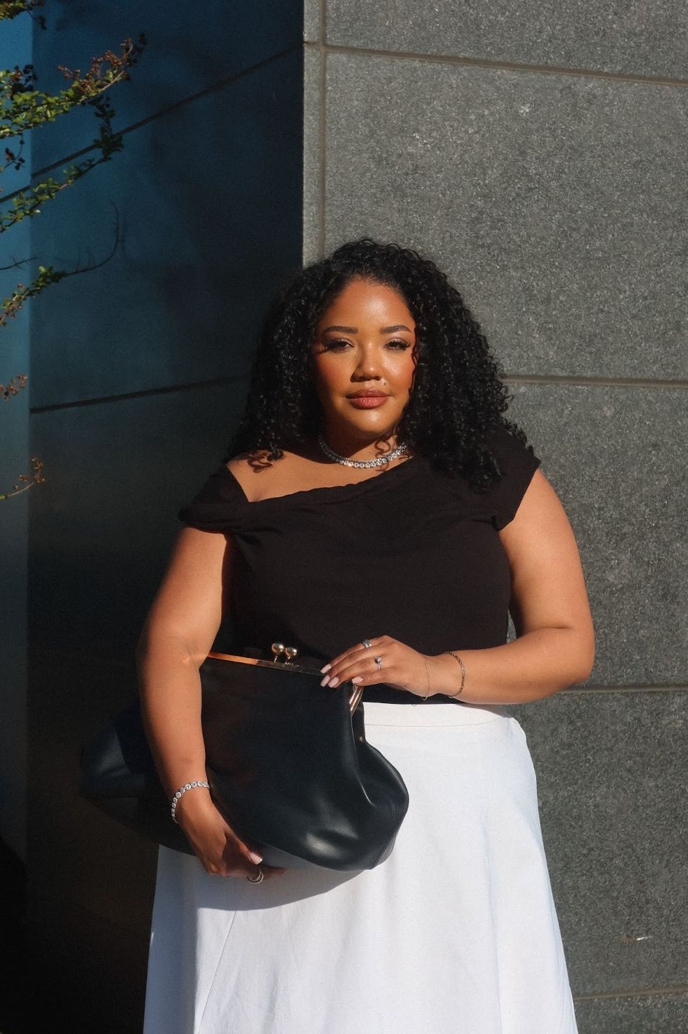 Ilianna wearing her summer outfit formula of a flowy skirt and SPF