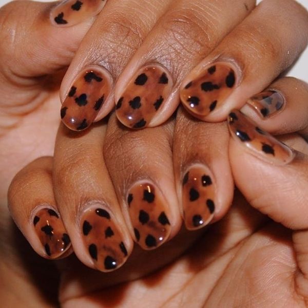 Tortoiseshell Nail Manicures Are Back On Our Roster