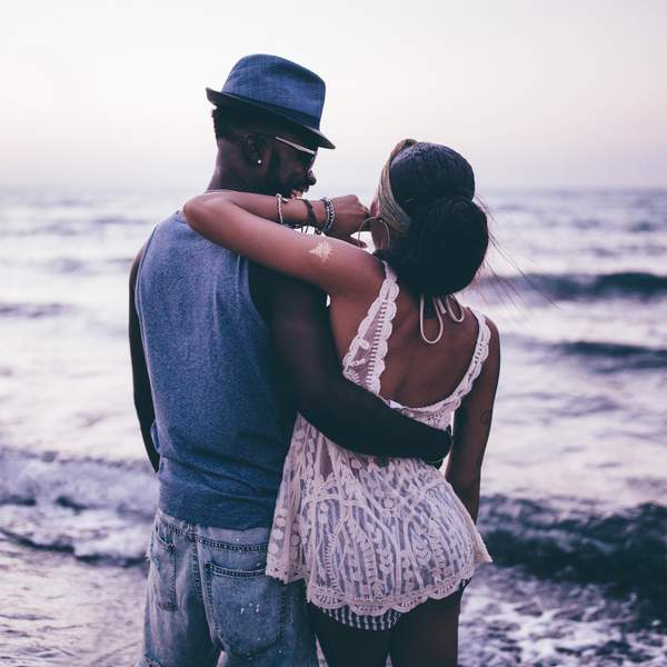 The Pros & Cons Of Keeping Your Relationship Private