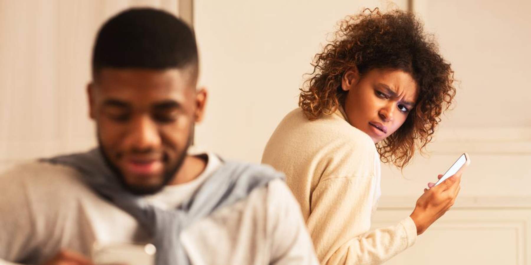 5 Signs He's Dating Other Women
