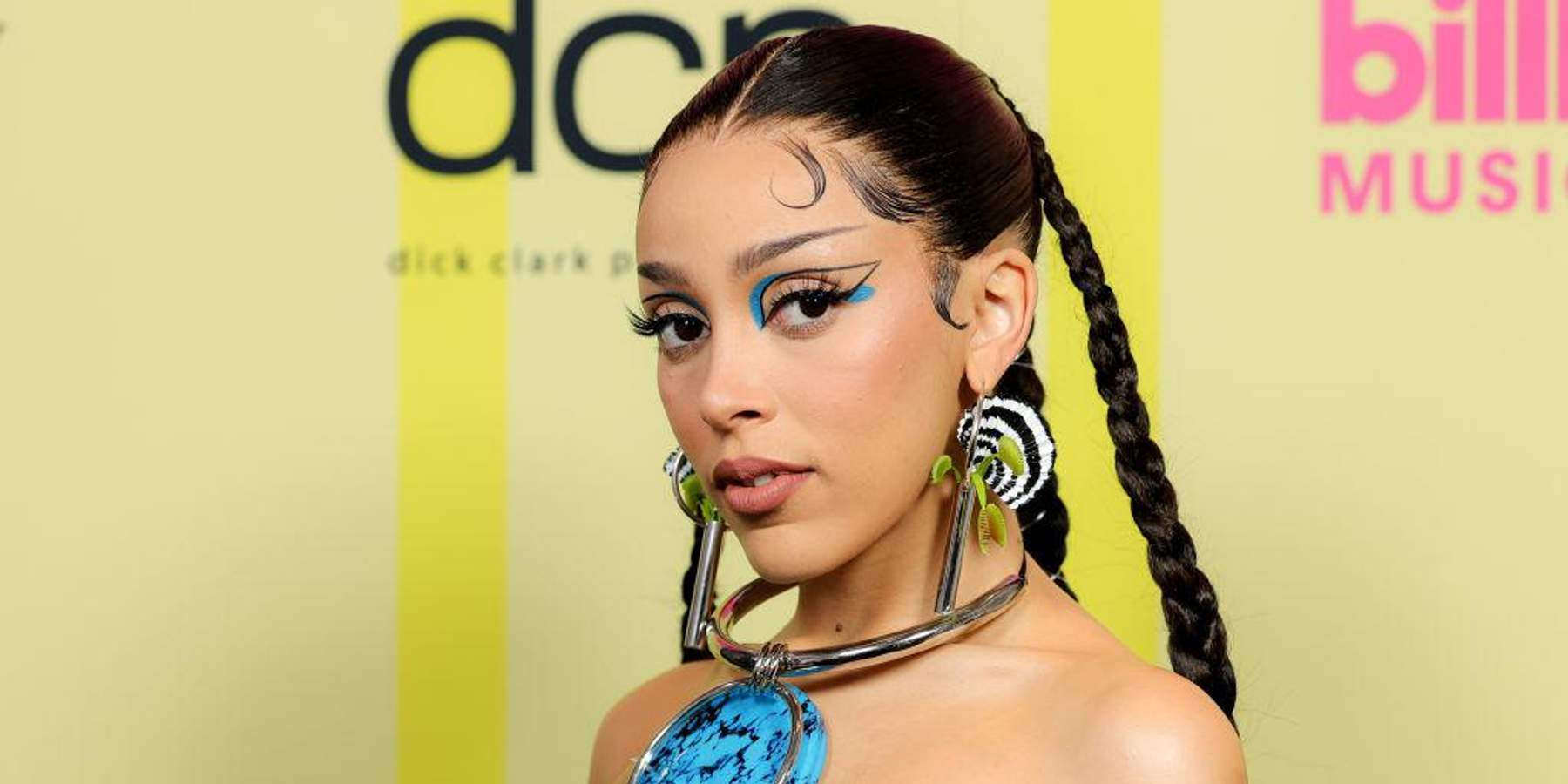 The Graphic Eyeliner Look Is The Ultimate Fall Beauty Trend