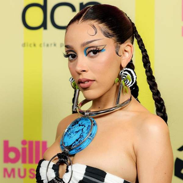 The Graphic Eyeliner Look Is The Ultimate Fall Beauty Trend