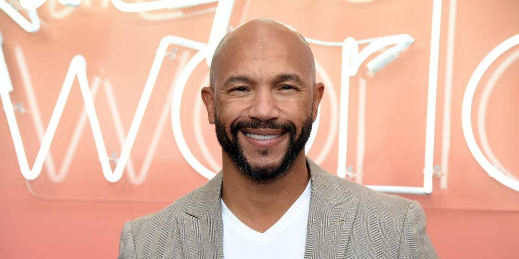 Stephen Bishop On Relationship Deal-Breakers & Obsession