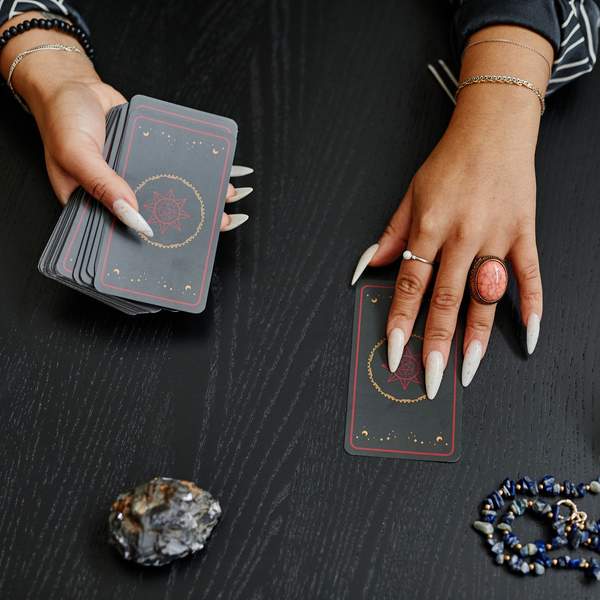 A Beginner’s Guide To Tarot Cards, According To An Expert