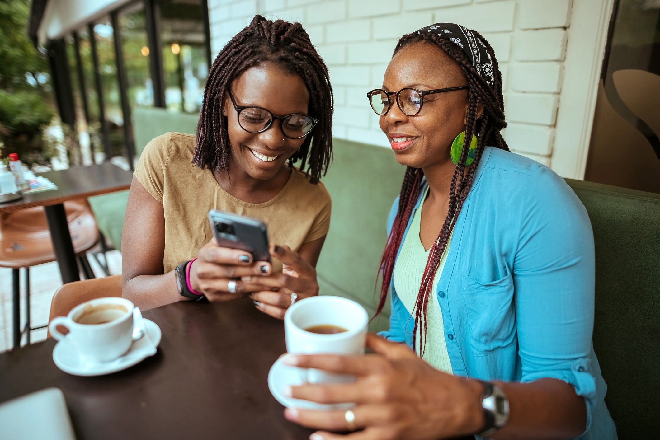 How-friendships-change-in-your-30s-best-friends-enjoy-coffee-at-cafe
