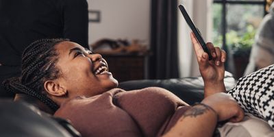 Black-woman-texting-her-friends