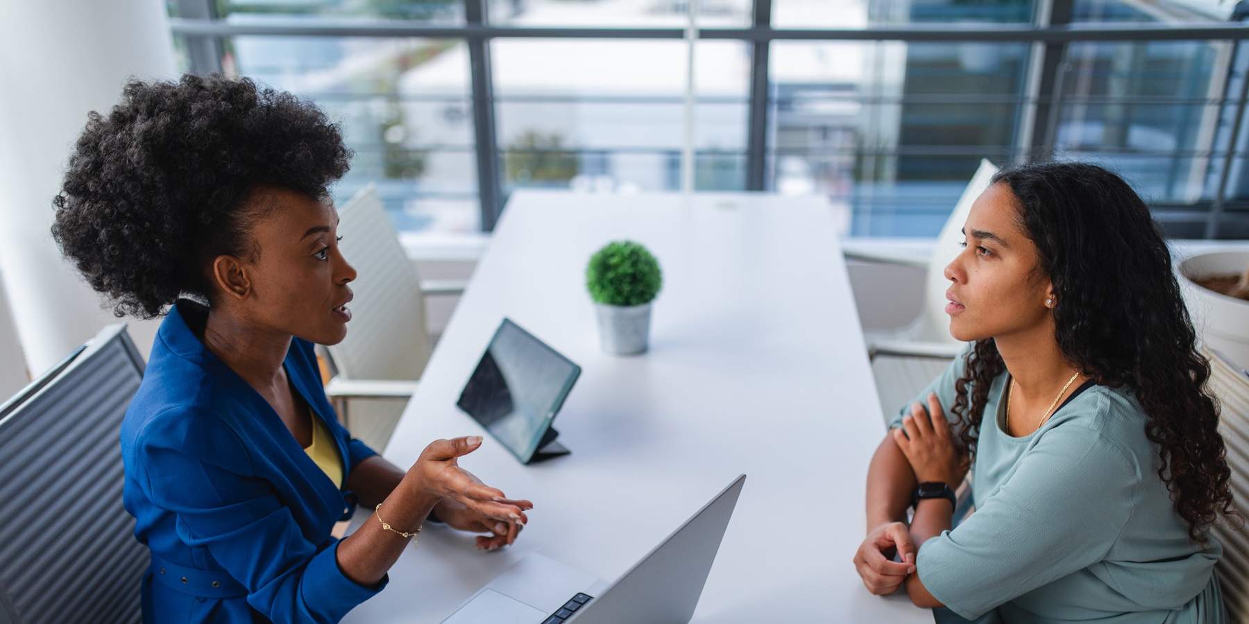 5 Signs Your Work Bestie Is Actually Out To Sabotage You