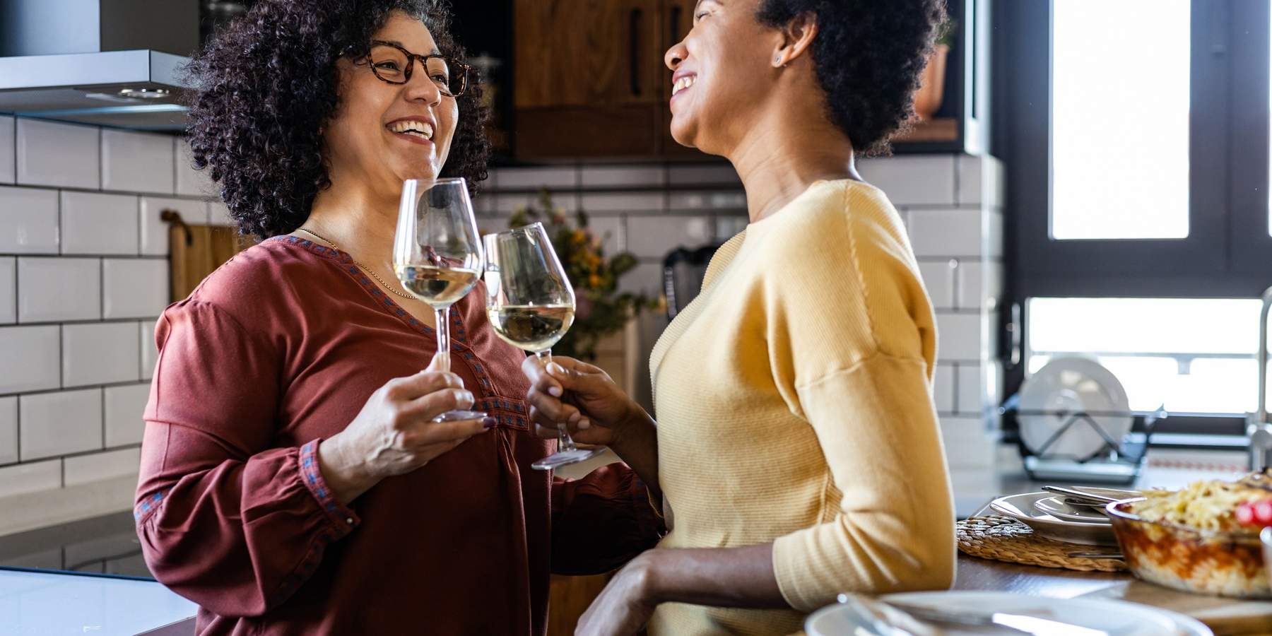 Flirting With Women 101: A Queer, Bi, & Bi-Curious Guide To Making The First Move