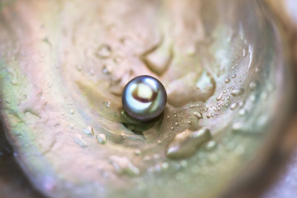 Piece-of-silver-jewelry-on-a-wet-plate