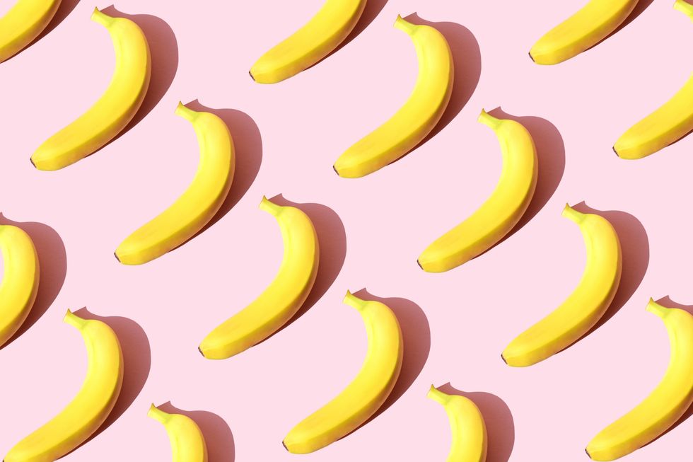 Repeated-bananas-on-pink-background