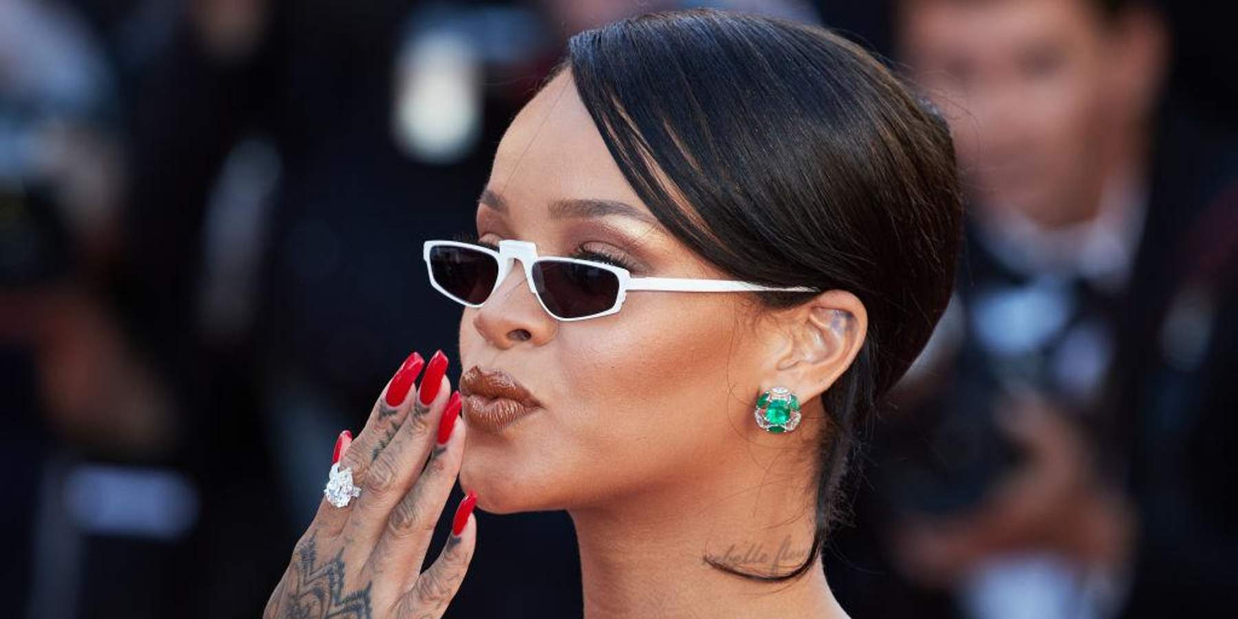rihanna-red-nails-red-nail-theory