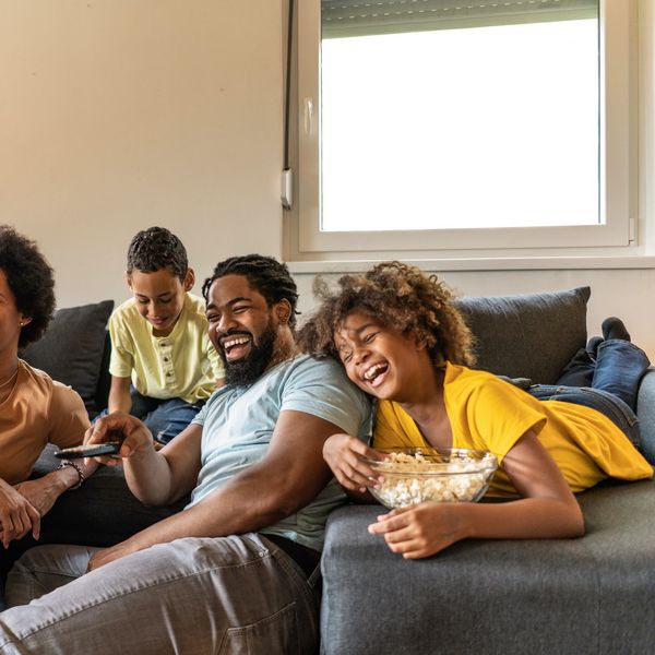 Thanksgiving-movie-marathon-family