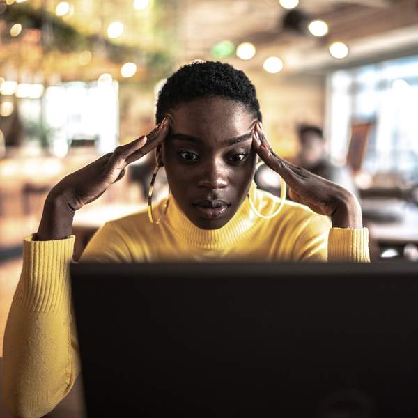 woman-looking-stressed-at-her-laptop
