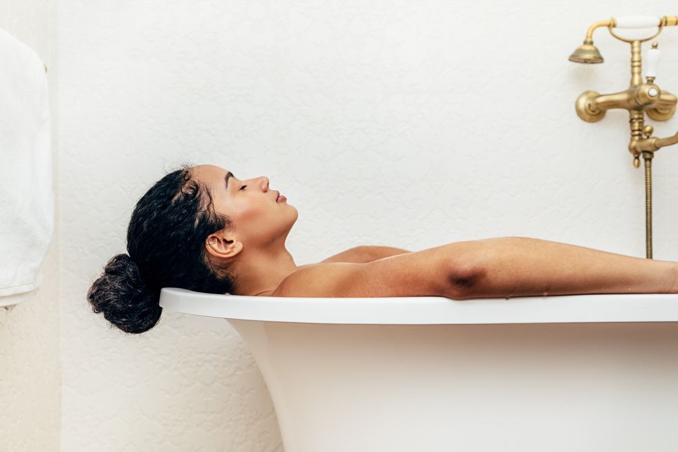 Woman-relaxing-in-bath
