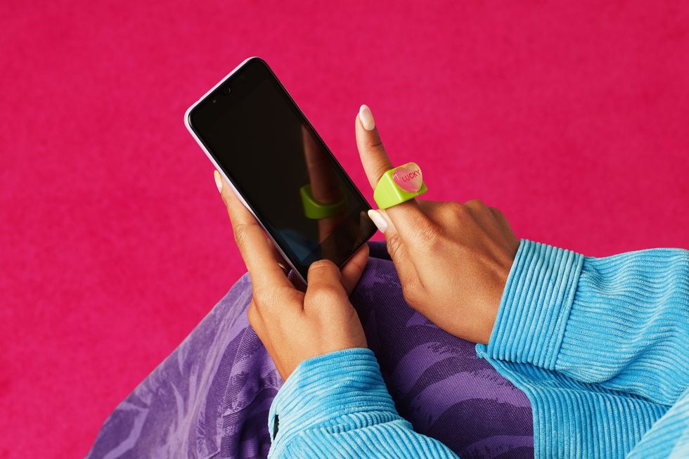 Woman-swiping-on-dating-apps