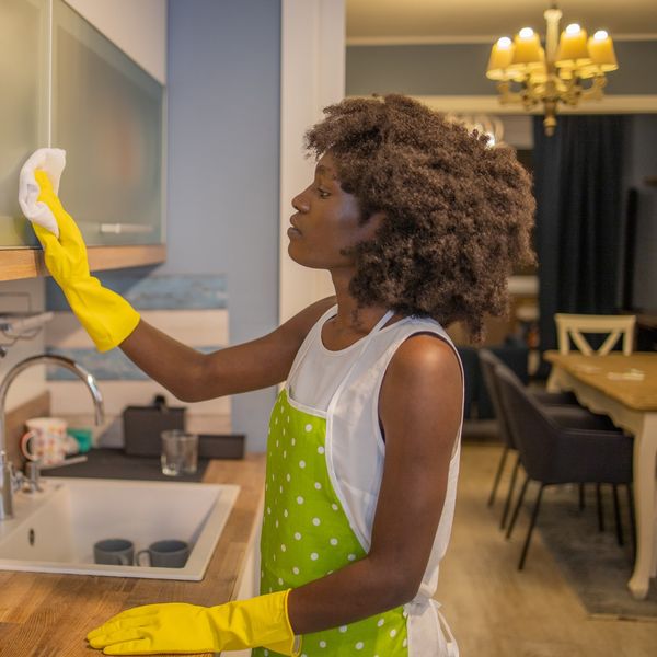 Young-woman-cleaning-her-home
